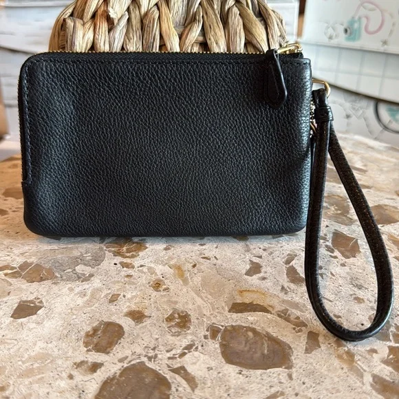 Coach double zipper wallet in black pebbled leather - Picture 2 of 5